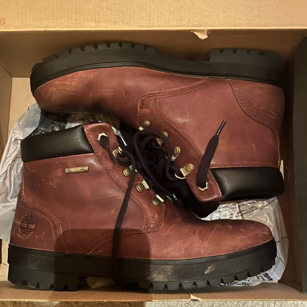 Timberland Hiking Boots. Made of fine leather & worn twice at best. Size 8.5…